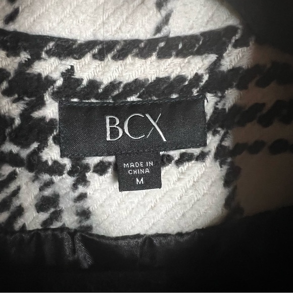 Fully lined double breasted buffalo plaid coat. - Picture 5 of 7